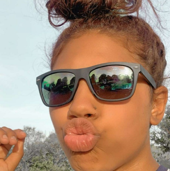 Meet your Posher, Deja - Picture 1 of 1